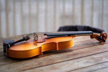 Tahta bir masada müzik enstrümanı viloin makro.