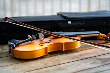 Tahta bir masada müzik enstrümanı viloin makro.