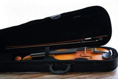 Tahta bir masada müzik enstrümanı viloin makro.