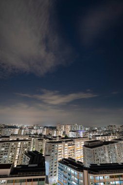 Singapur HDB 'nin akşam ve gece mavi gökyüzü manzarası