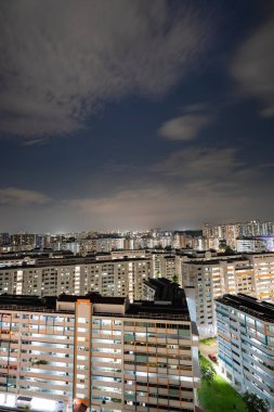 Singapur HDB 'nin akşam ve gece mavi gökyüzü manzarası