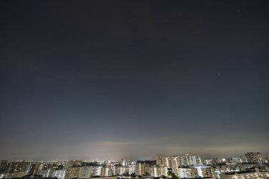Singapur HDB 'nin akşam ve gece mavi gökyüzü manzarası