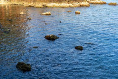 Deniz manzarası güzel, Güney Kore 'de kayalar var.