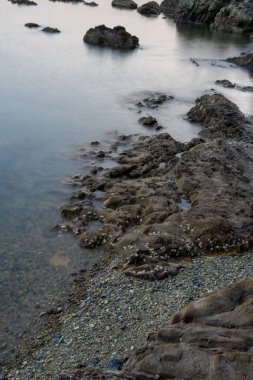 Güney Kore 'de deniz, su ve kayalarla güzel bir manzara.