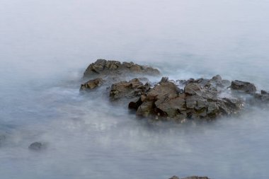 Güney Kore 'de deniz, su ve kayalarla güzel bir manzara.