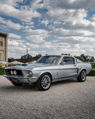 Bulboaca, Moldova - 23 Eylül 2023, Ford Mustang Shelby GT 350 güneş altında parlıyor..
