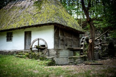 Ukrayna köyündeki eski su değirmeni