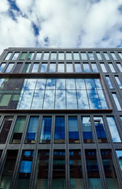 Şehirdeki modern ofis binası. Modern binanın mimari ayrıntıları.