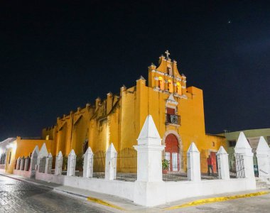 Mexico Yellow 'daki büyük katedral. Gece fotoğrafçılığı
