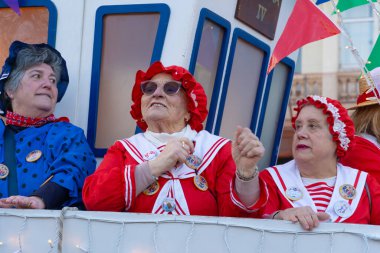 Renkli elbiseli yaşlı kadınlar karnavalda hayatın tadını çıkarıyorlar..