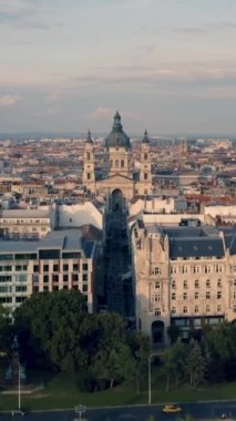 Budapeşte 'de gün batımından önce St. Stephens Bazilikası' nın hava manzarası. Dikey video