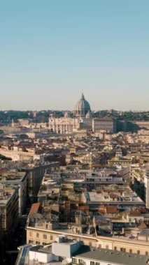 Vatikan ve St. Peters Bazilikası 'nın havadan görünüşü. Dikey video