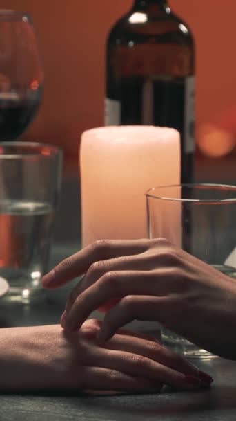 Muž Dotýká Ženské Ruky Během Romantického Rande Svislé Video — Stock video