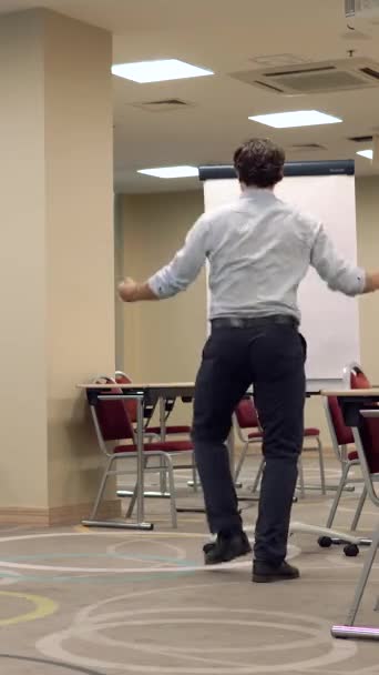Een Man Die Grappig Danst Onderwijskamer Verticale Video — Stockvideo
