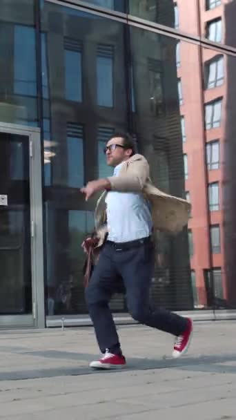 Hombre Alegre Caminando Bailando Cerca Del Moderno Edificio Cristal Vídeo — Vídeo de stock