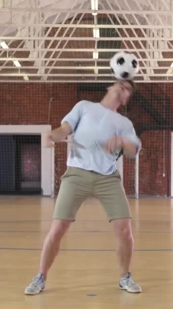 Football Freestyle Jeune Homme Entraîne Avec Ballon Foot Vidéo Verticale — Video