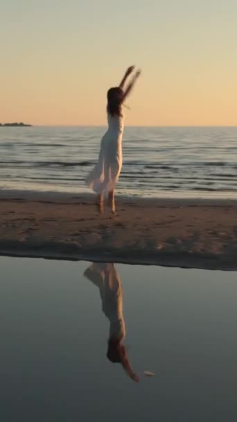 Akşam Vakti Plajda Dans Eden Beyaz Elbiseli Genç Bir Kadın — Stok video