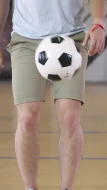 サッカーのフリースタイル 若い男はサッカーボールを練習します 垂直ビデオ — ストック動画