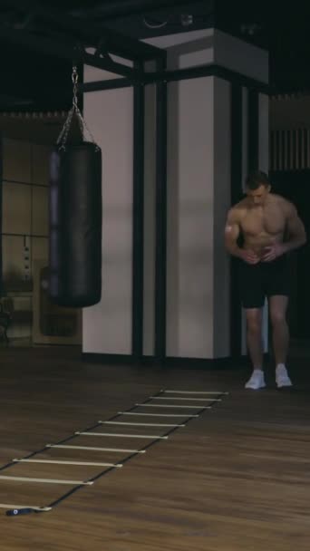Pemuda Atletik Pelatihan Pria Dengan Tangga Koordinasi Video Vertikal — Stok Video