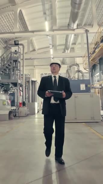 Zakenman Loopt Door Fabriek Met Tablet Verticale Video — Stockvideo