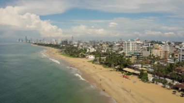 Dehiwala-Lavinia Dağı 'ndaki tatil köyünün havadan görüntüsü. Lavinia Dağı Sahili