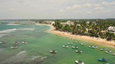 Hikkaduwa 'daki tatil köyünün havadan görüntüsü. Hikkaduwa, Sri Lanka 'nın güneybatısında bir sahil kentidir.