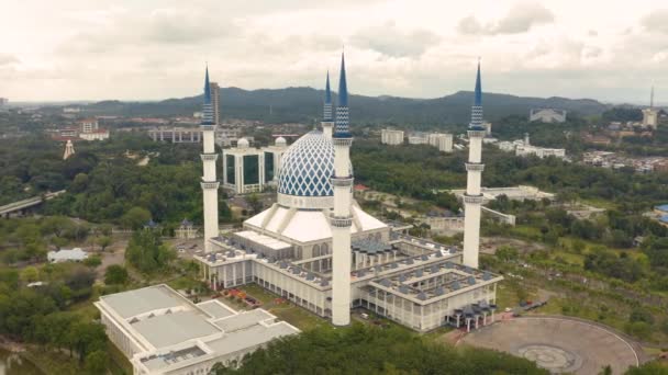 Aerial View Sultan Salahuddin Abdul Aziz Mosque — Stock Video