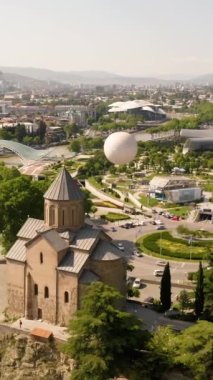 Tiflis 'in hava manzarası. Dikey video