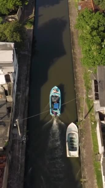 Vista Aérea Barco Flutuar Canal Vídeo Vertical — Vídeo de Stock