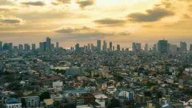 Gün batımından önce Manila şehrinin havadan görüntüsü