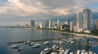 Manila 'nın şehir manzarası. Filipinler 'in başkentidir ve Luzon adasında yoğun nüfuslu bir sahil kentidir.