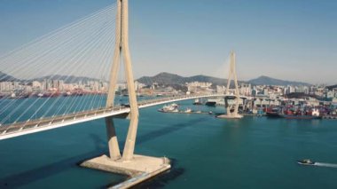 Güneşli bir günde Busan Liman Köprüsü 'nün havadan görüntüsü