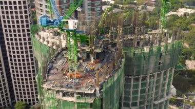 İnşaat alanındaki işçilerin hava görüntüsü