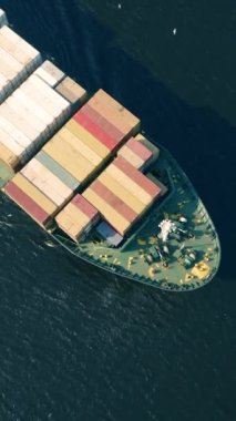 Konteynır gemisinin hava görüntüsü. Dikey video