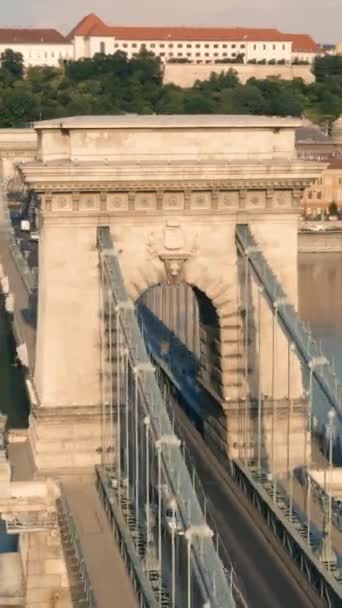 ブダペストのチェーン橋の空中ビュー 垂直ビデオ — ストック動画