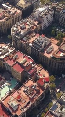 Tipik Barselona meydanı. Dikey video