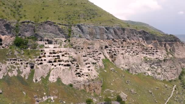Vista Aérea Vardzia Local Mosteiro Caverna Sul Geórgia — Vídeo de Stock
