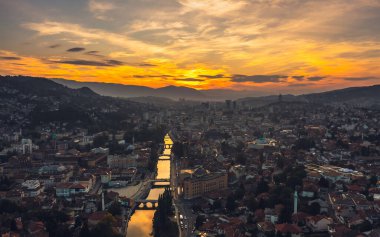 Bosna-Hersek 'in başkenti Saraybosna' da gün batımının hava manzarası