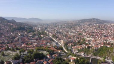 Güneşli bir günde Saraybosna şehri manzarası. Hava görünümü