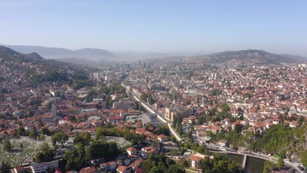Αστικό Τοπίο Του Σαράγιεβο Μια Ηλιόλουστη Μέρα Αεροφωτογραφία — Αρχείο Βίντεο