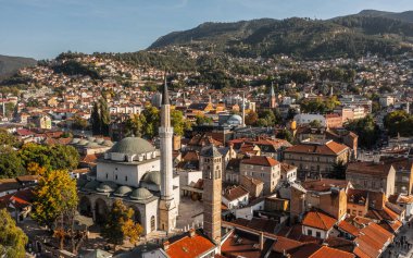 Güneşli bir günde eski Saraybosna 'nın havadan görünüşü