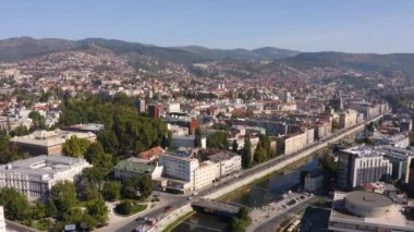 Güneşli bir günde Saraybosna 'nın havadan görünüşü