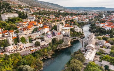 Mostar 'ın şehir manzarası. Hava görünümü