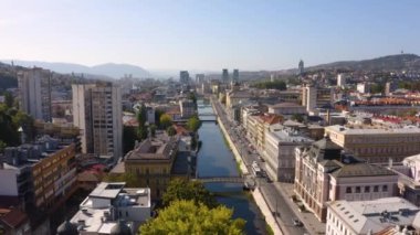Saraybosna 'nın şehir manzarası. Hava görünümü