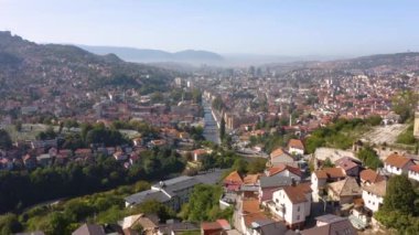 Güneşli bir günde Saraybosna 'nın havadan görünüşü