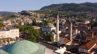 Saraybosna 'daki Gazi Hüseyin-dilenci Camii' nin havadan görüşü