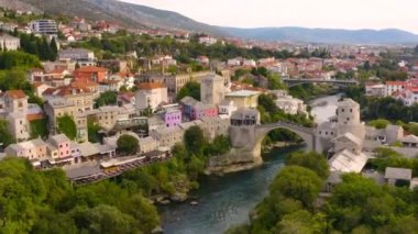 Mostar 'ın şehir manzarası ve onun cazibesi. Hava görünümü