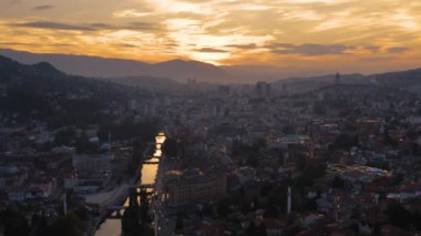 Bosna-Hersek 'in başkenti Saraybosna' da gün batımının hava manzarası
