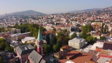 Saraybosna 'nın şehir manzarası. Hava görünümü