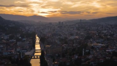 Bosna-Hersek 'in başkenti Saraybosna' da gün batımının hava manzarası
